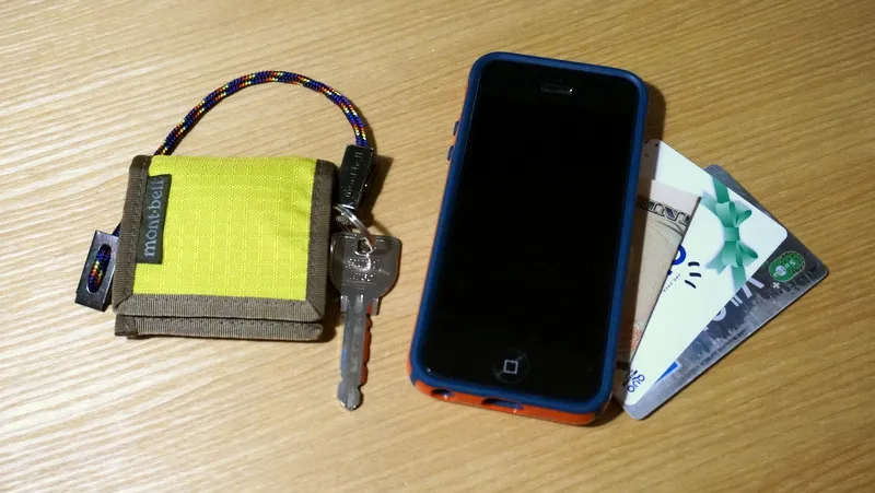モンベルのコインケースとカード収納付きiPhoneケース