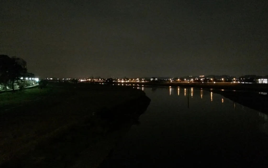 日の出前の多摩サイ