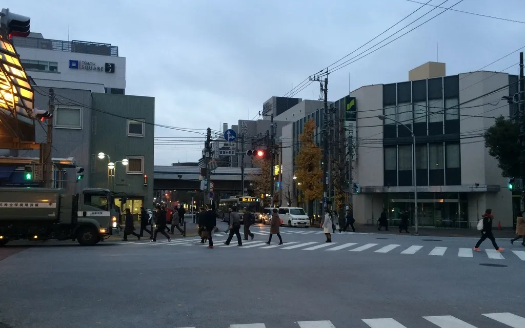 早朝の青葉台駅