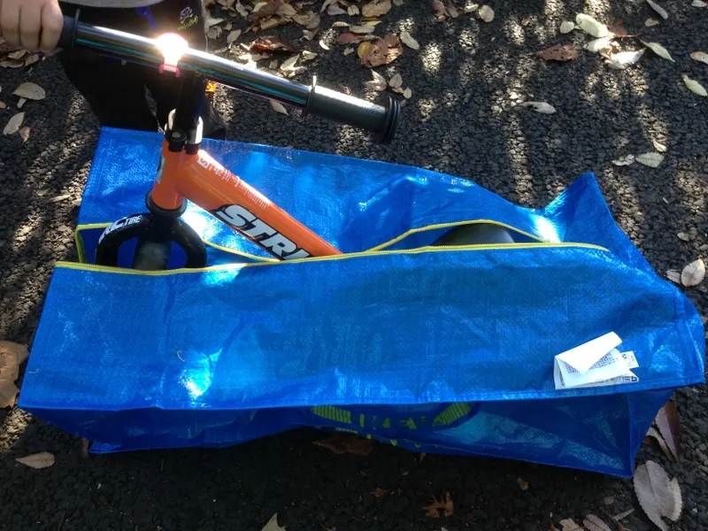 トロリー用バッグに入ったストライダー