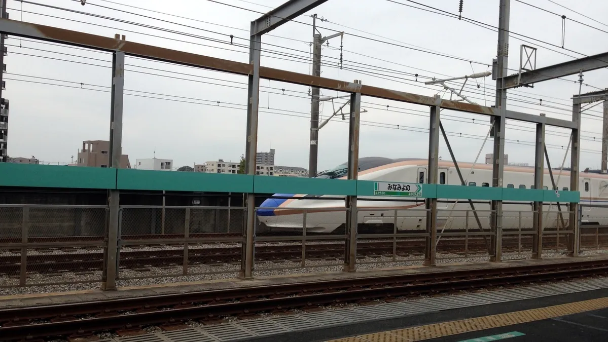 南与野駅から見るE7系