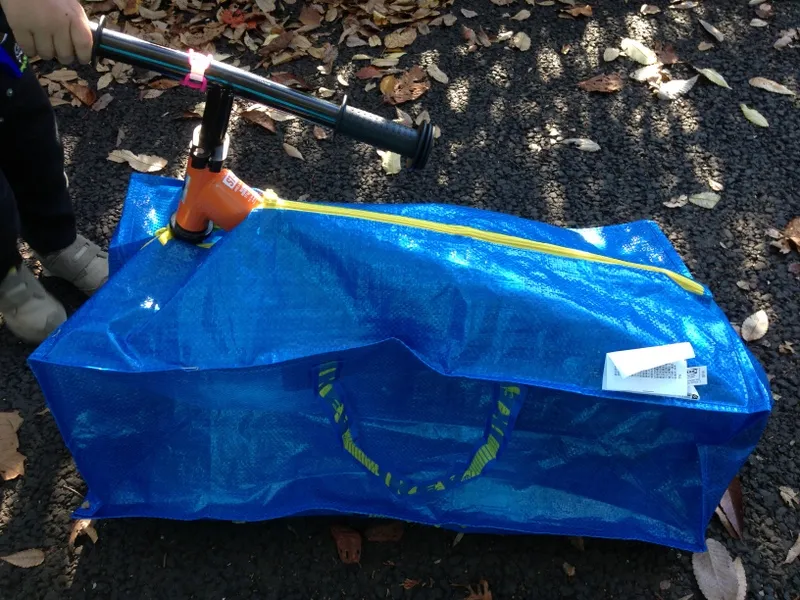 トロリー用バッグに入ったストライダー