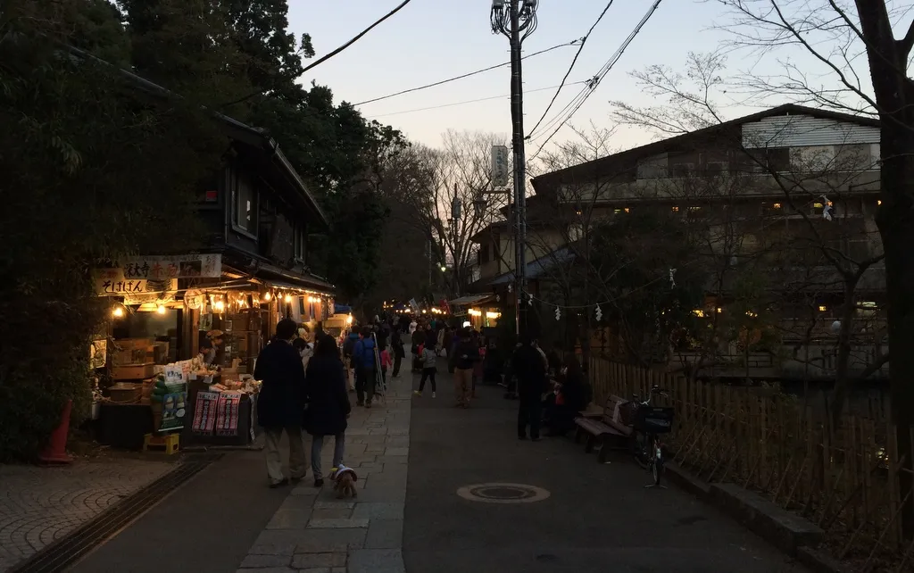 夕暮れの年の瀬深大寺