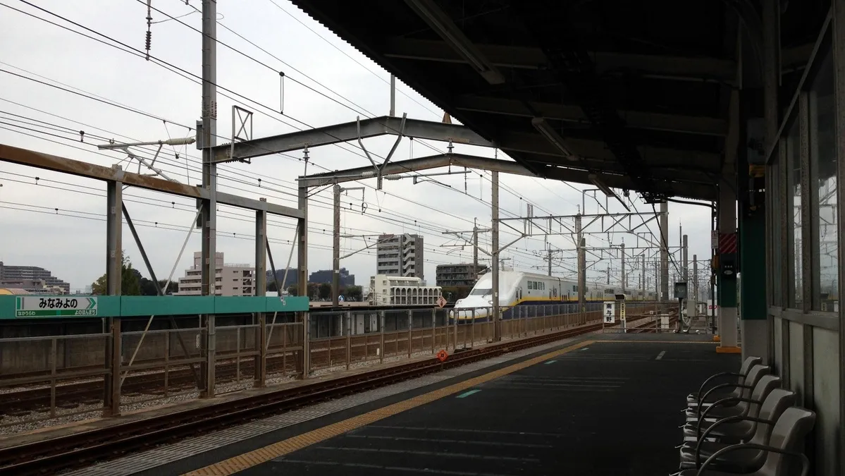 南与野駅から見るE4系