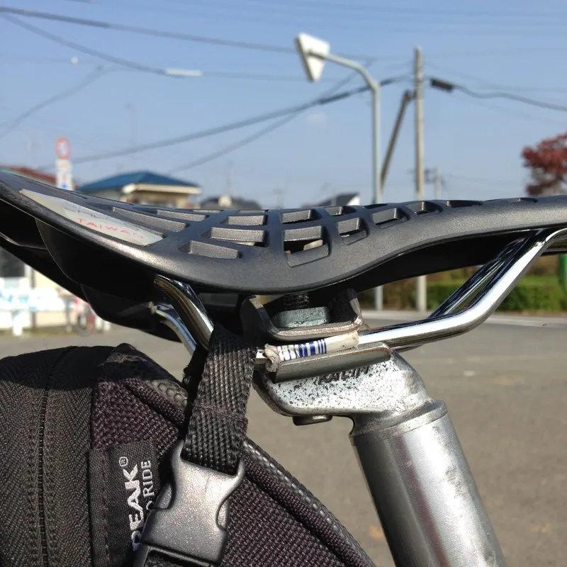 偽物スパイダーのズレを固定する様子