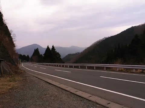 道坂トンネルから眺める道志