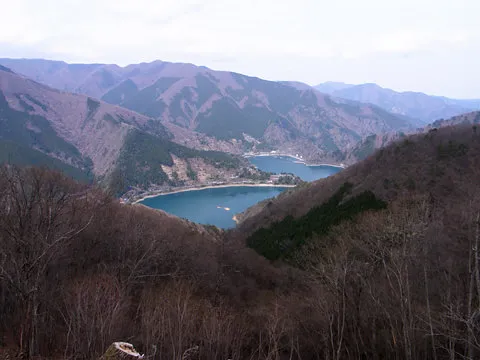 月夜見山から見おろす奥多摩湖