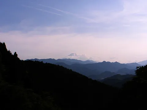 道志村っぽい影の向こうに富士山