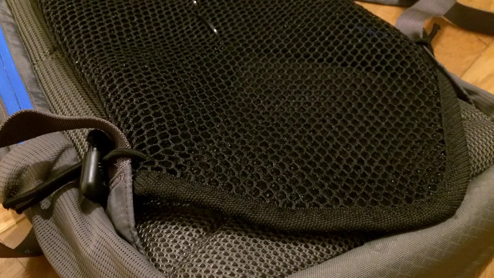 リュックにメッシュパネルを付けた状態