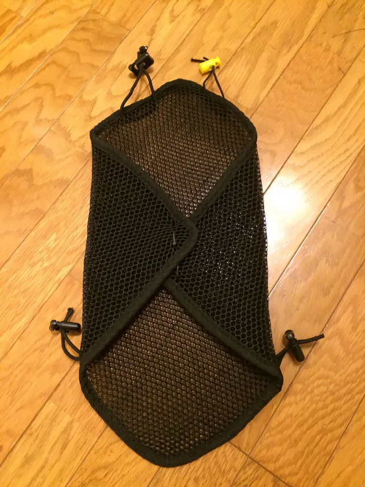 メッシュクッションを適当に折ってゴムを付ける