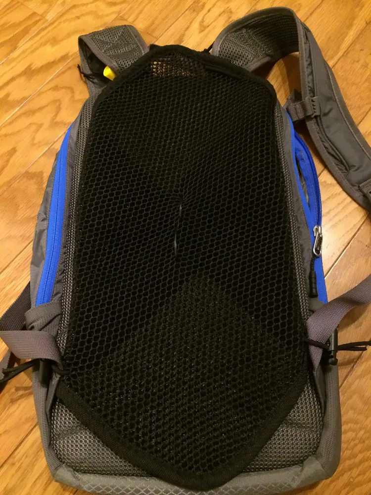 リュックにメッシュパネルを付けた状態