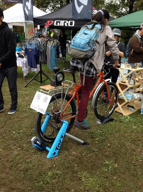 ローラー台でコーヒー豆を挽く