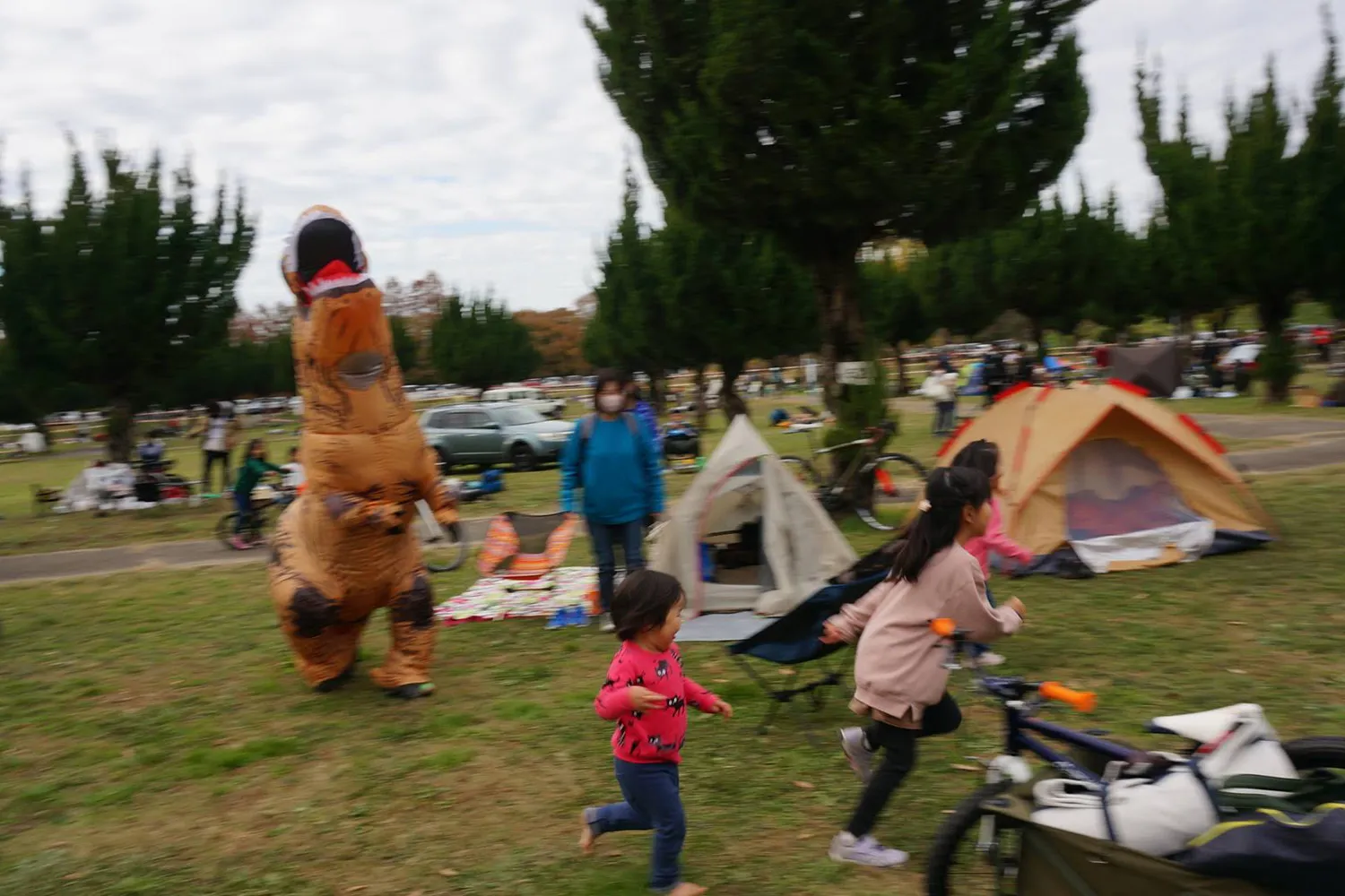 襲ってくる恐竜