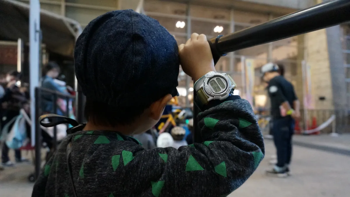 交通ルールを解説する団長安田とプロ選手