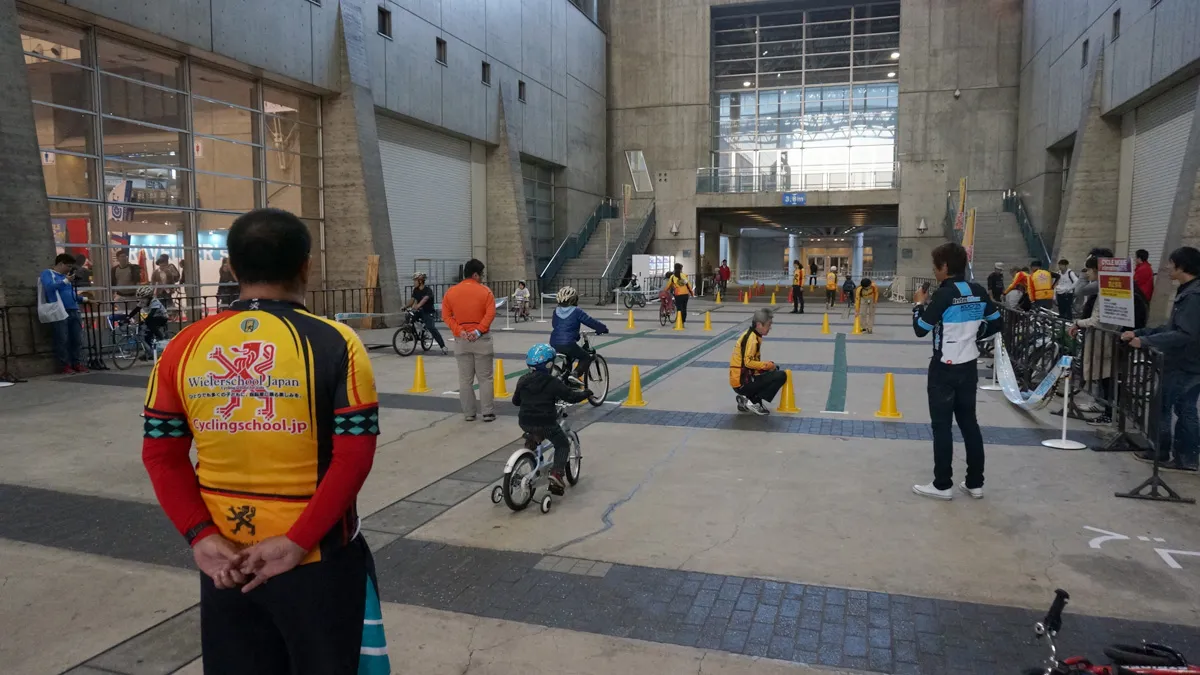 子供の自転車練習風景