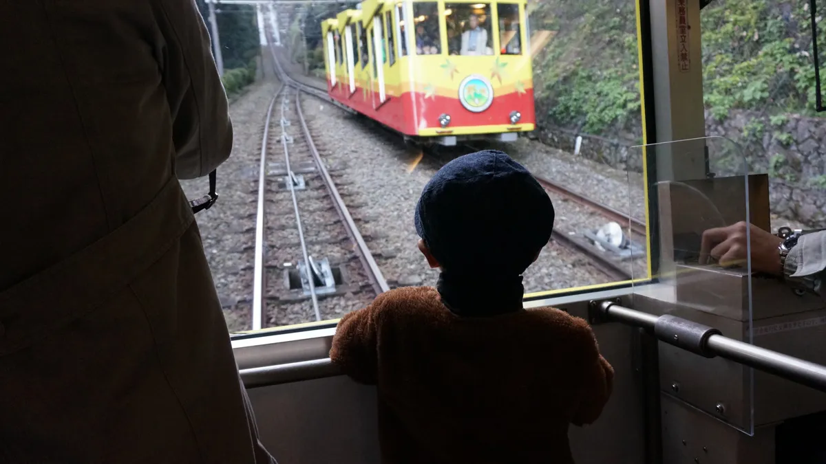 高尾山ケーブルカー乗り場のすれ違いポイント