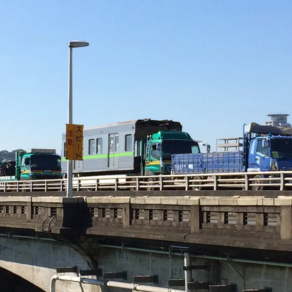 トラックで運ばれる都営新宿線の車両