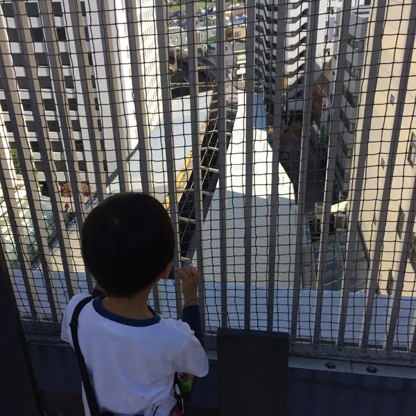 聖蹟桜ヶ丘駅の上から電車を見る