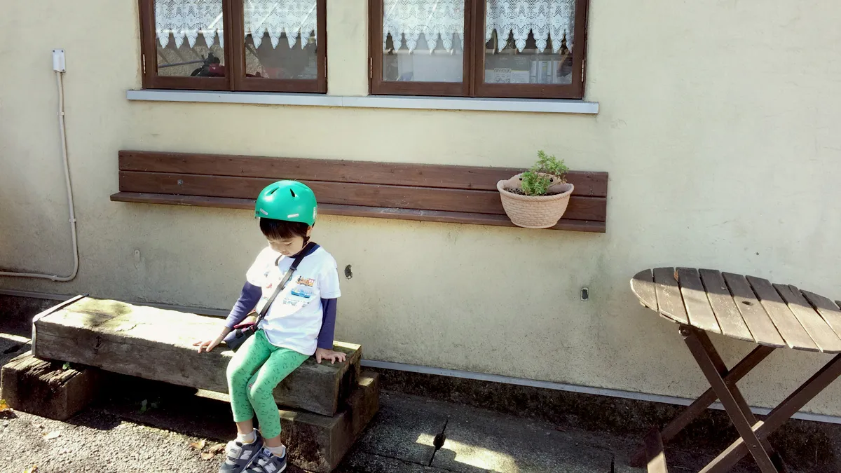 エイジサイクル横のベンチ