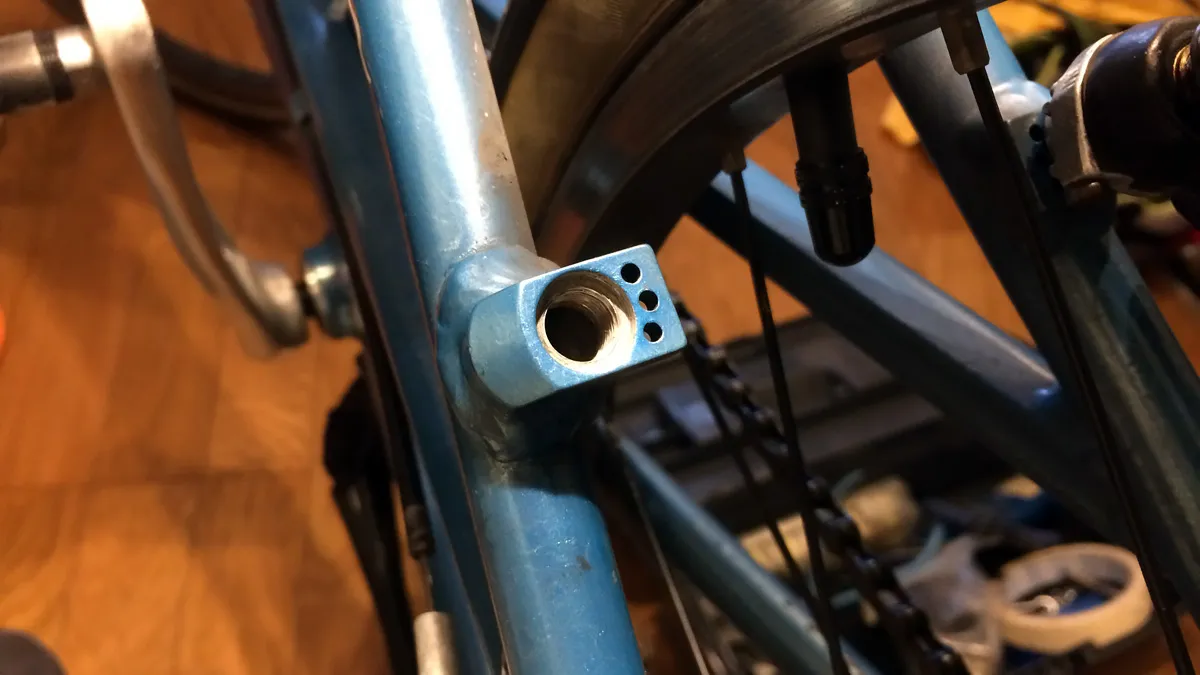 Vブレーキを交換しようとネジを緩めたら台座ごと取れてしまった