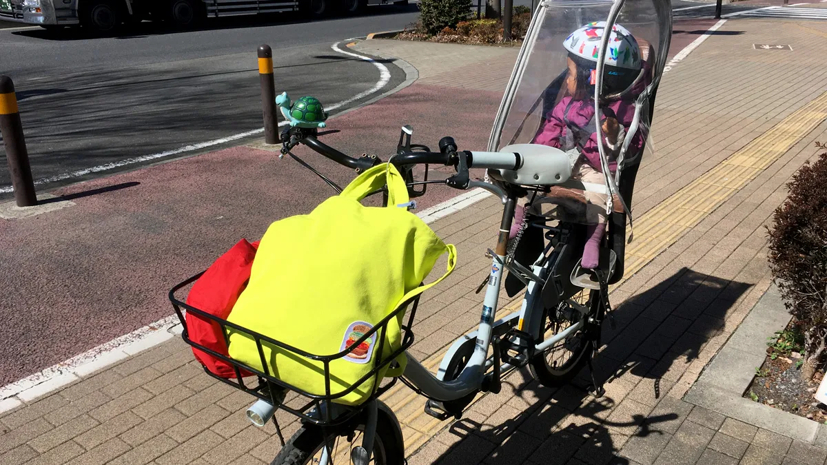 自転車の籠にいれたbagguのダックバッグ