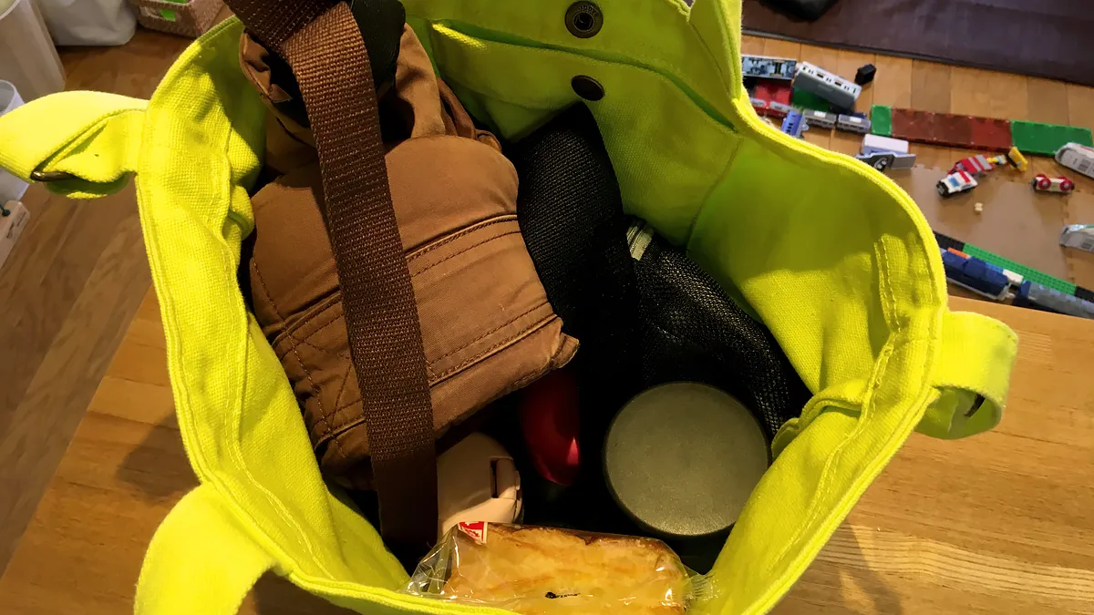 baggu dack bag に中身を詰めた様子