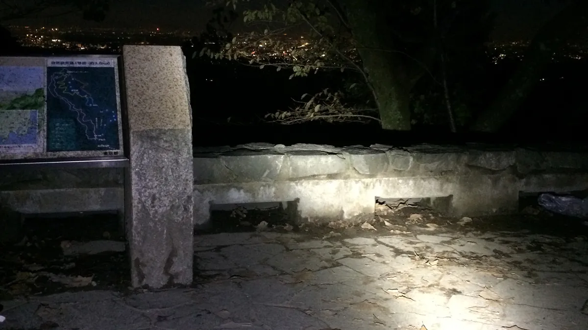 高尾山頂を協力ライトで照らす