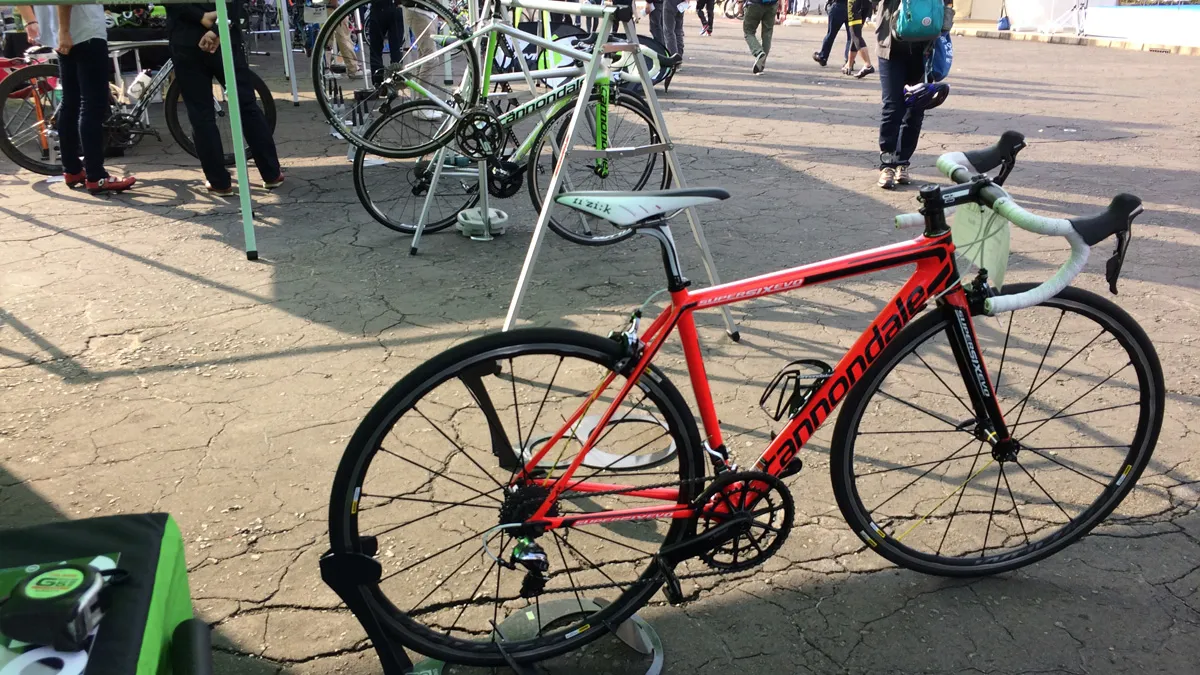 キャノンデールの試乗ブース。オレンジのSuperSix EVO