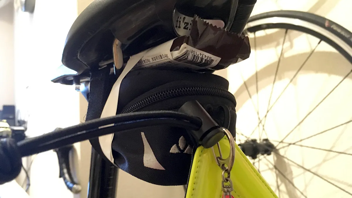 サドルに固定されたチョコバー