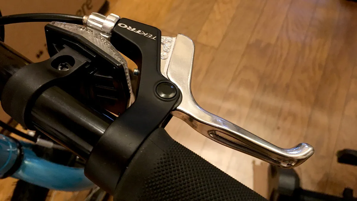 子供の手に合わせて調整されたテクトロのブレーキレバー