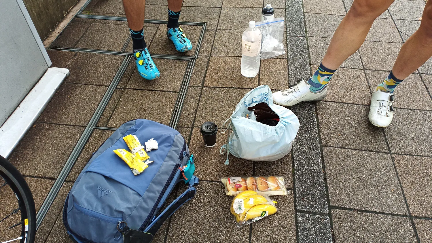 三島駅でバナナを食べる様子