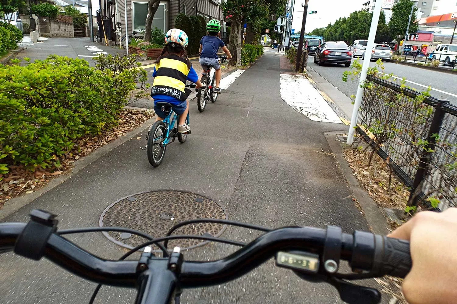 東八道路の歩道を走る