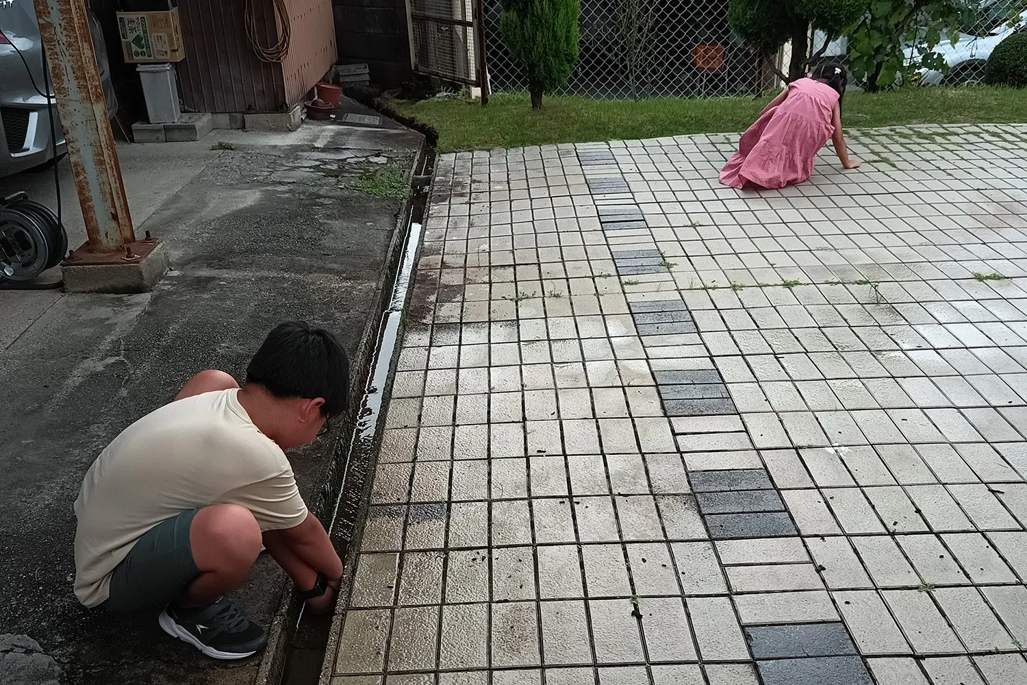 水遊びをする子供