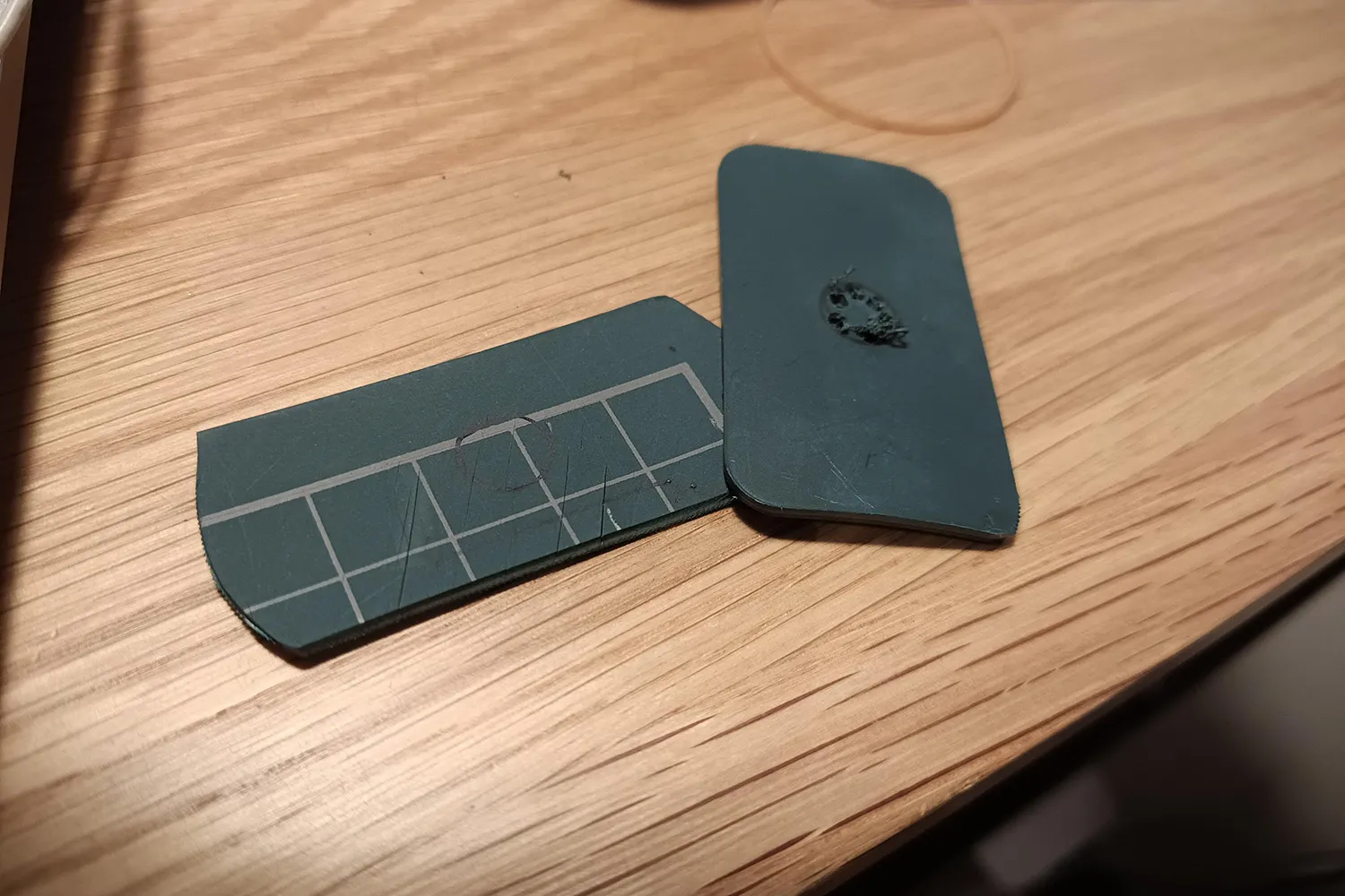 自転車のセンタースタンドにカッターマットを挟む