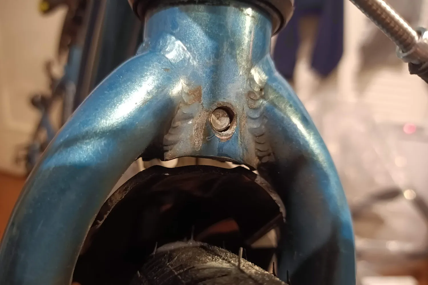 自転車の塗装を剥がして通電させる