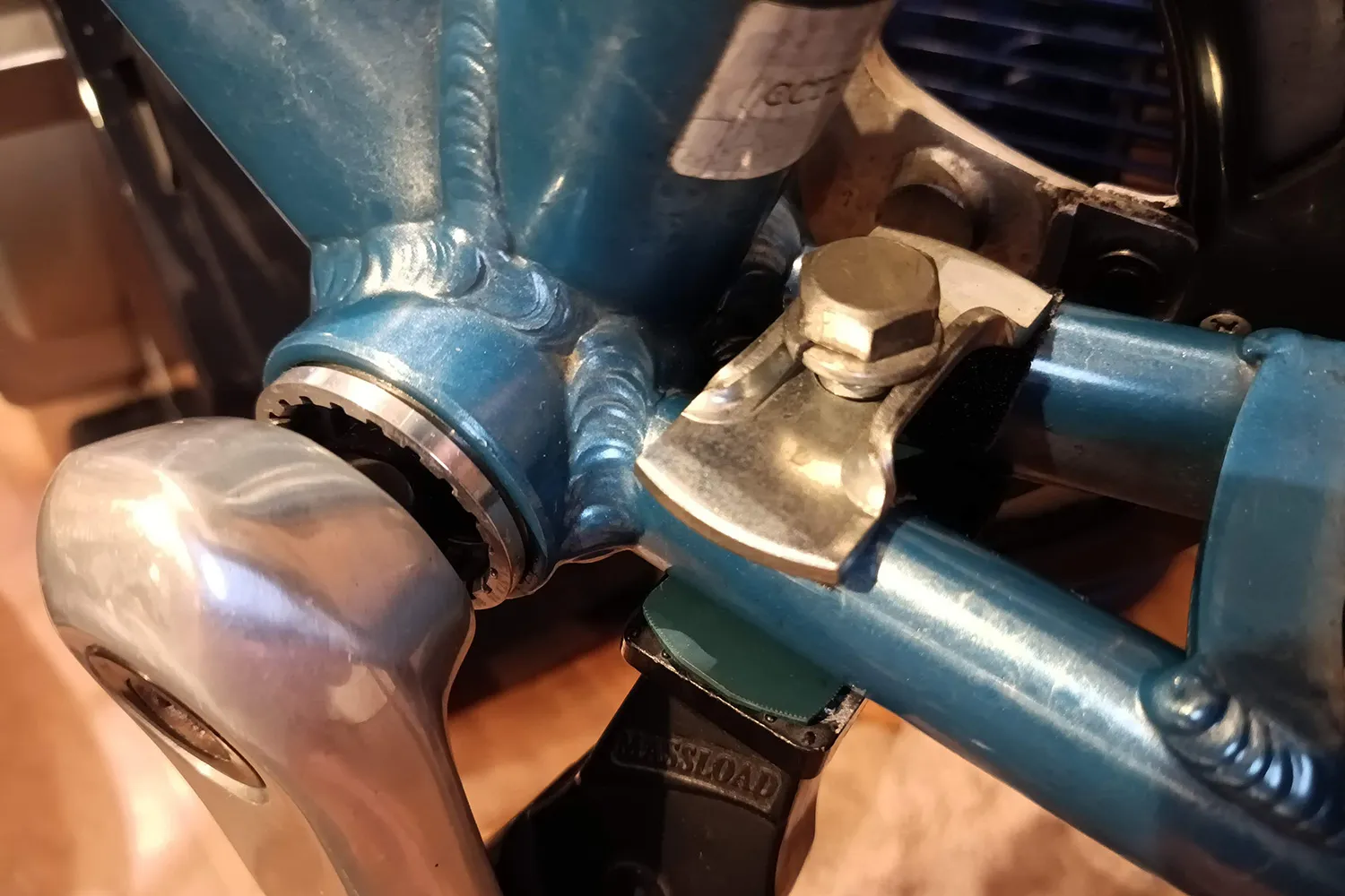 自転車のセンタースタンドにカッターマットを挟む