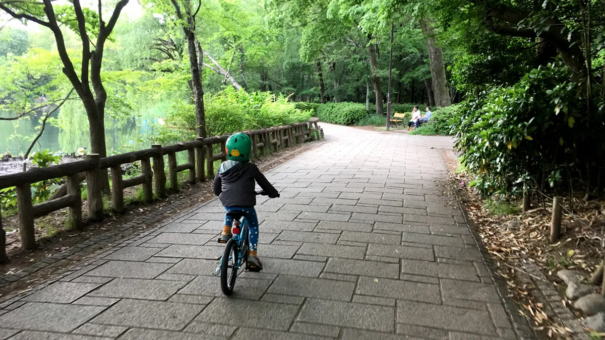 井の頭公園を走るVitus - キッズ Sixteen バイク