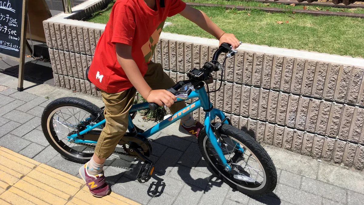 矢野口のクロスコーヒーに来たVitus - キッズ Sixteen バイク