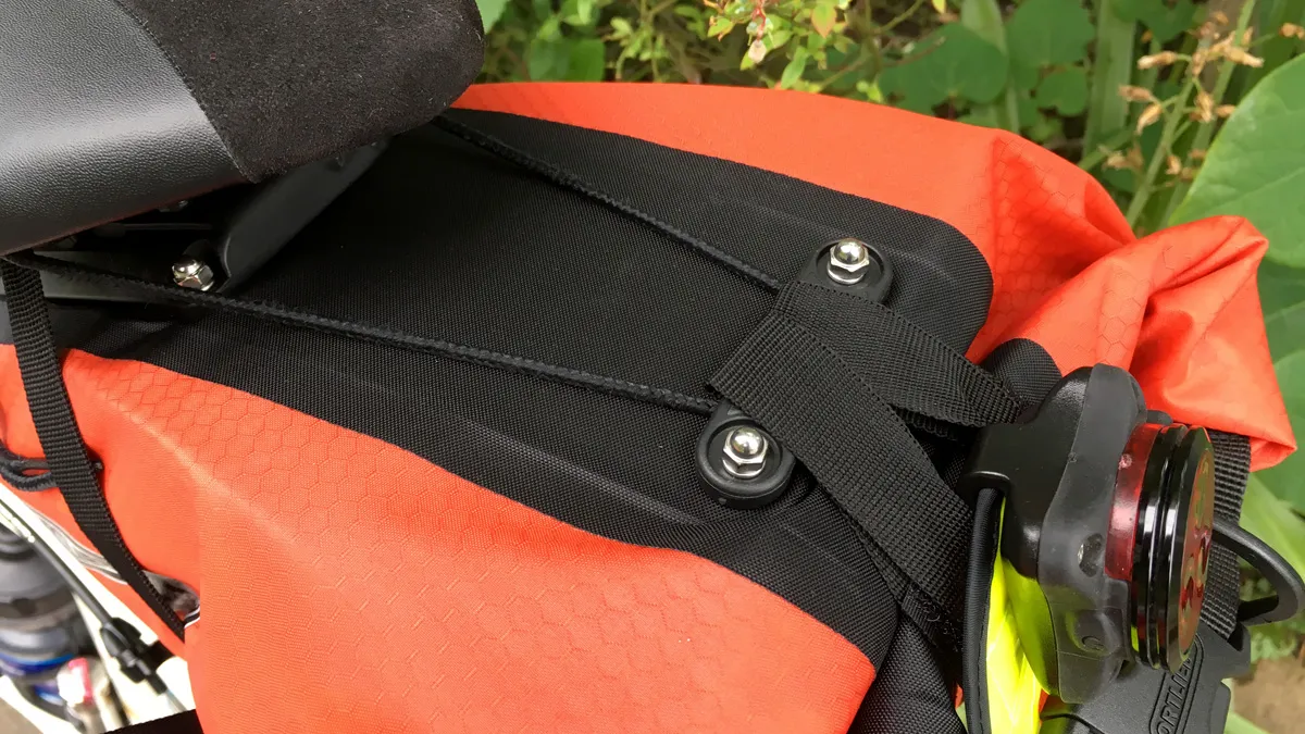 オルトリーブ サドルバッグ L シグナルレッド