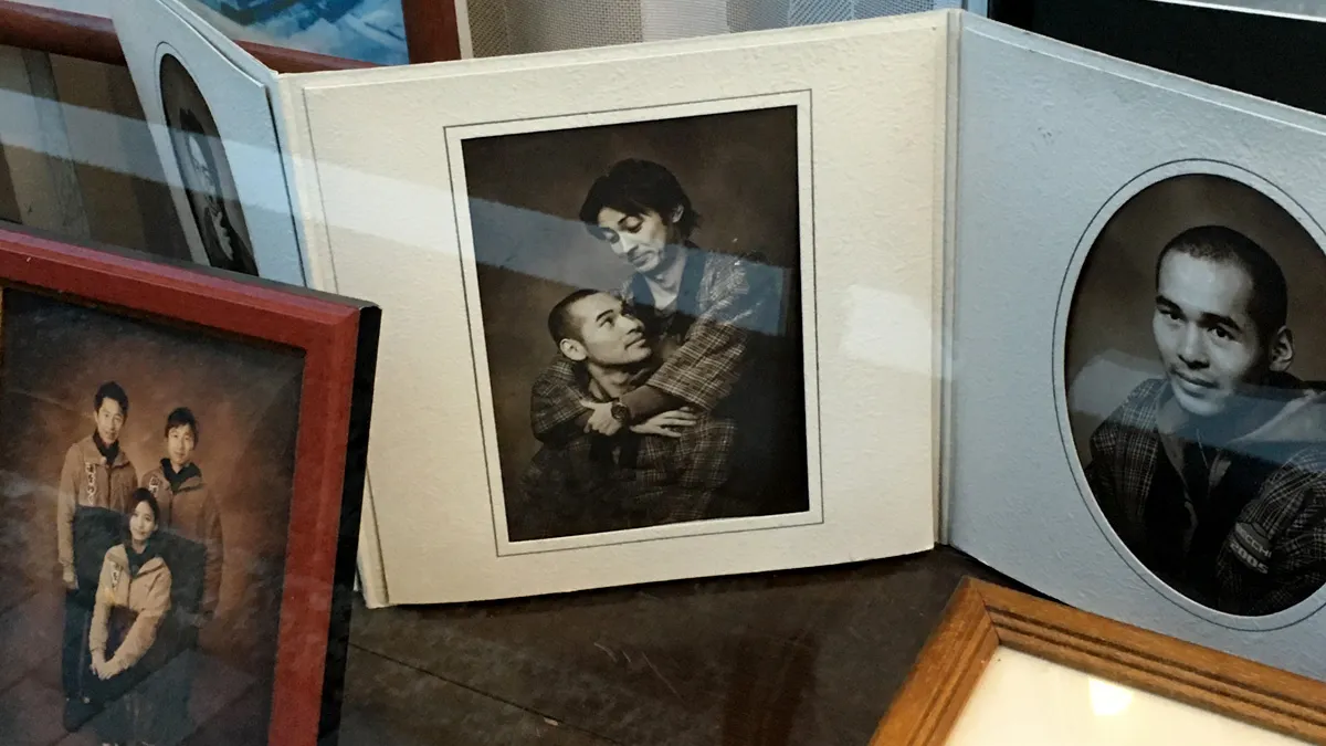 富士屋ホテル隣の写真屋にあるやべっちと高原