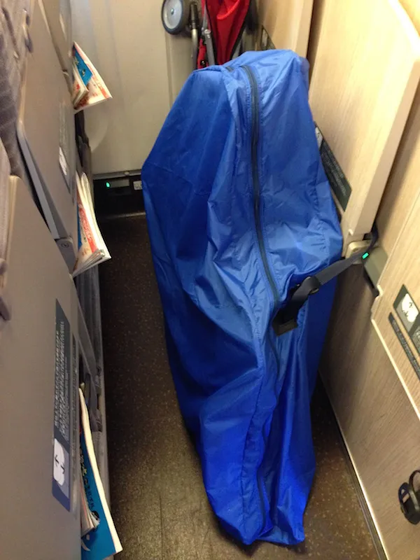 オーストリッチ ロード220を新幹線の座席最後部に置いた図