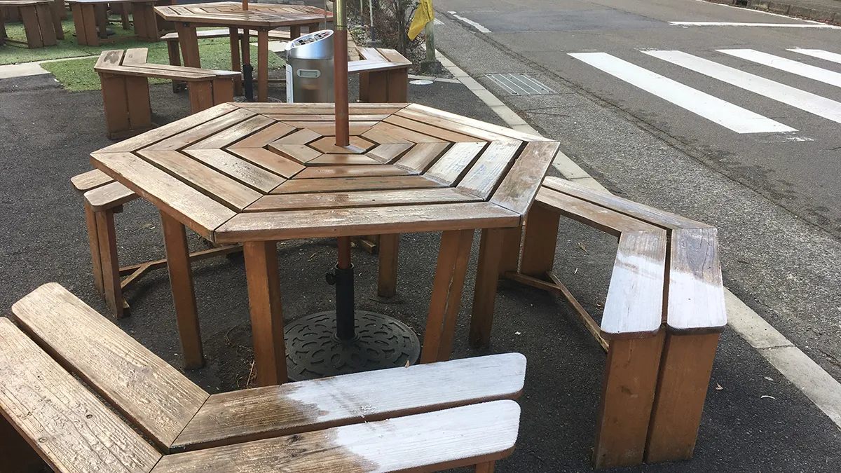 霜が降りたサンクス津久井宮が瀬店のベンチ