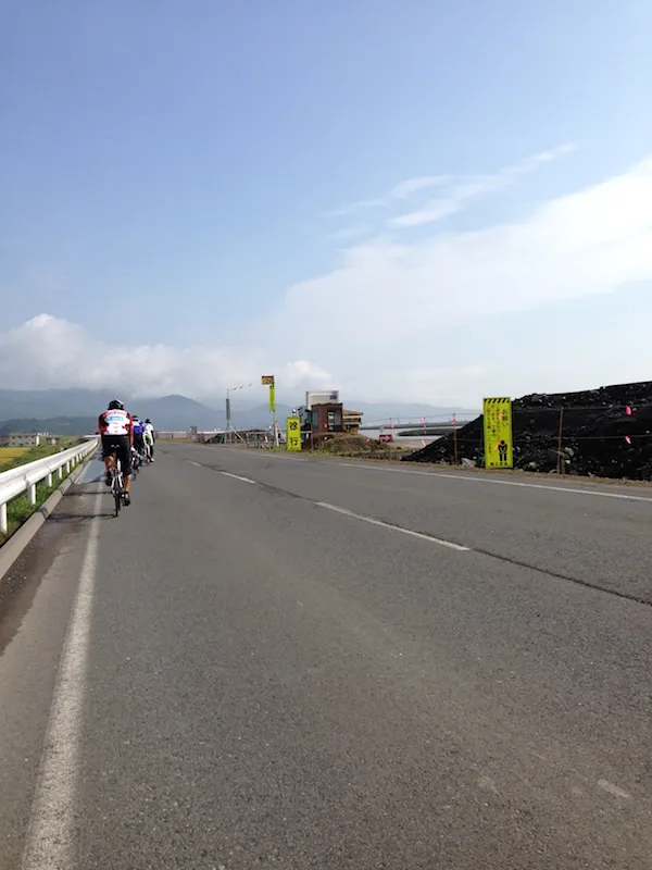 北上川河口付近の路上