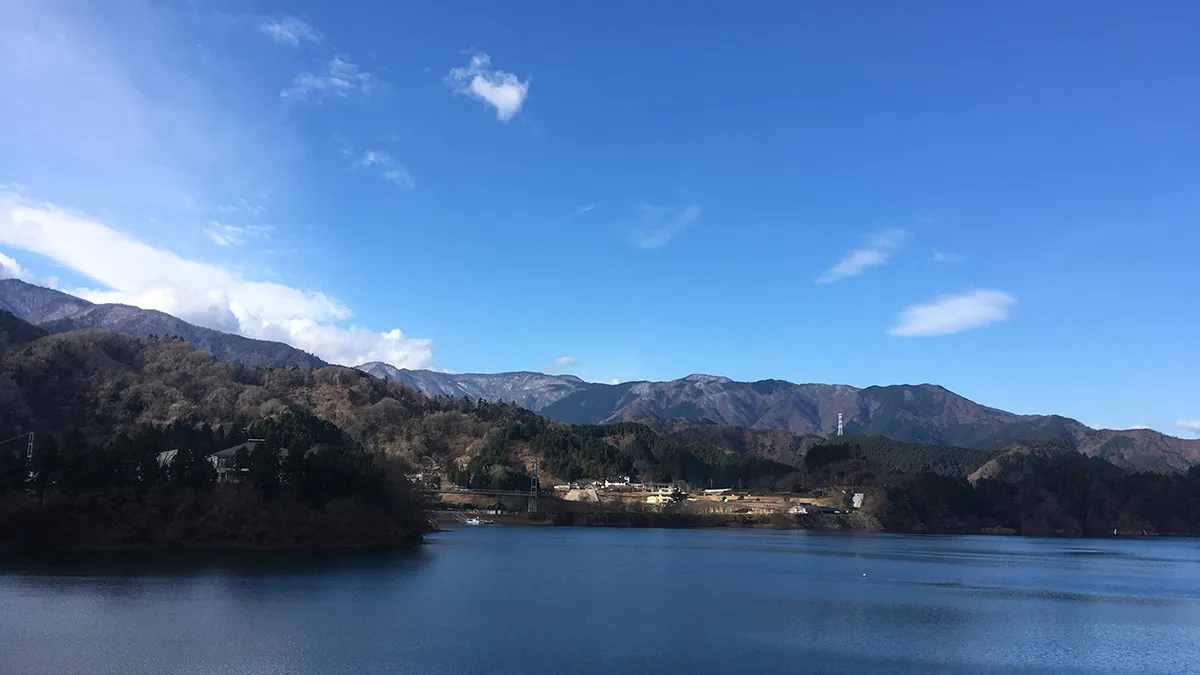宮ヶ瀬湖の向こう側に見えるビジターセンター