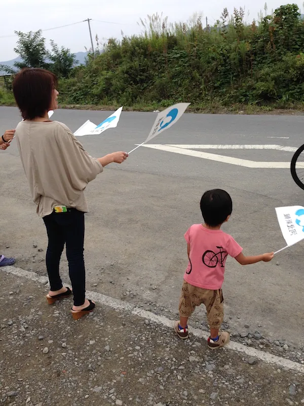 聡子さんと子供が応援する様子