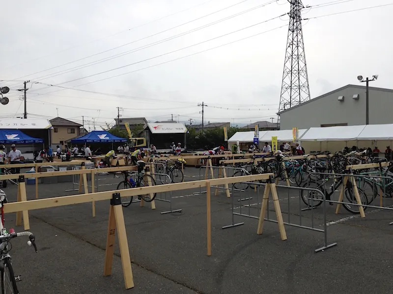 木製バイクラックと自転車配送便のトラック