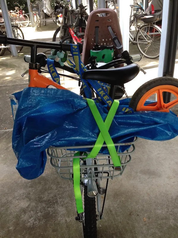 99円のIKEAバッグからはみ出すストライダー