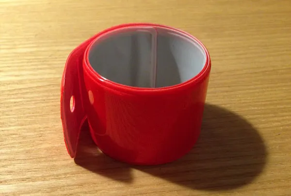 腕にパッチンして付けるワンタッチ式反射バンド