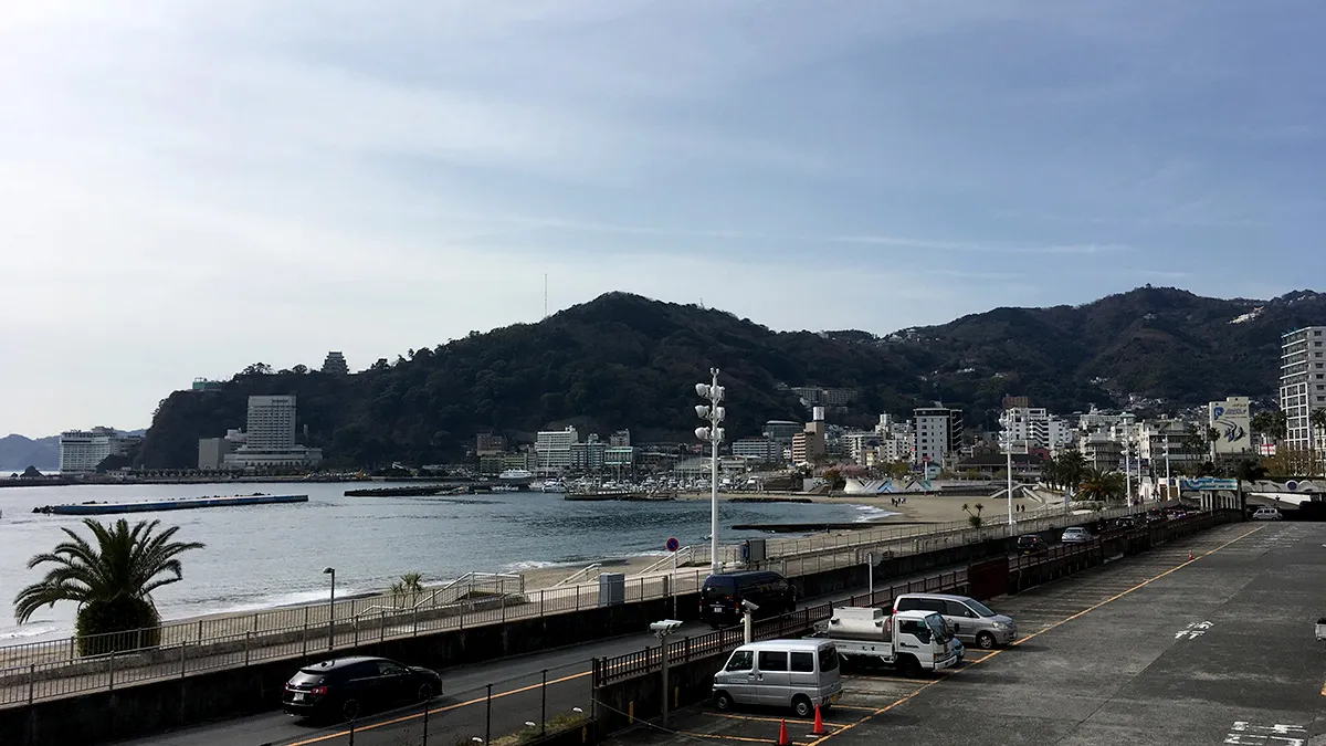 ローソン熱海サンビーチ店から見る熱海城