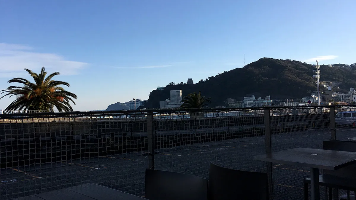 ローソン熱海サンビーチ店から見る熱海城